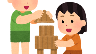 積み木で遊ぶ子供たち