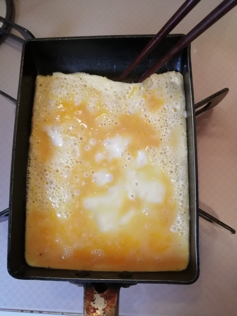 卵焼きの作り方１・端から持ち上げる