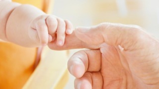ママの手を握る赤ちゃん
